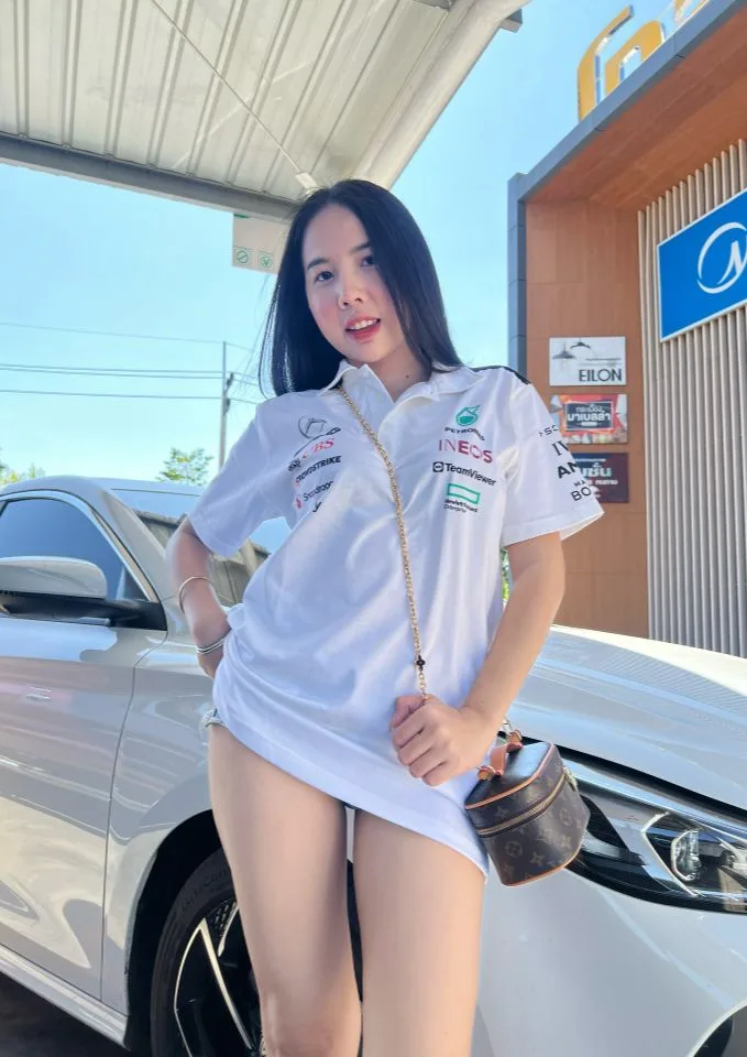 พลอย ลี่